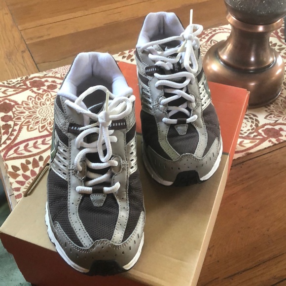 Nike Shoes - VINTAGE -NIKE 8 WIDE